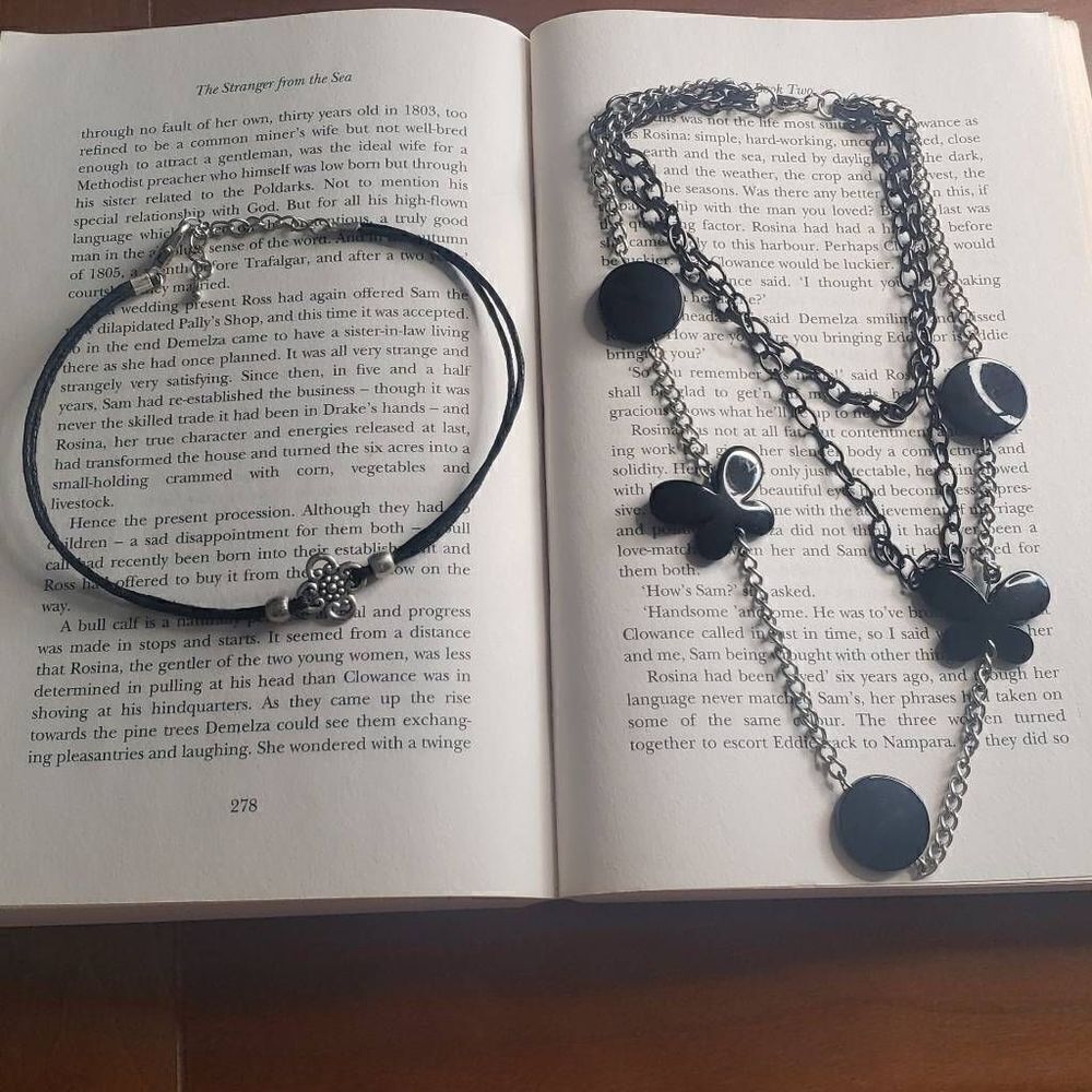 ‎2 Small Girls Necklaces